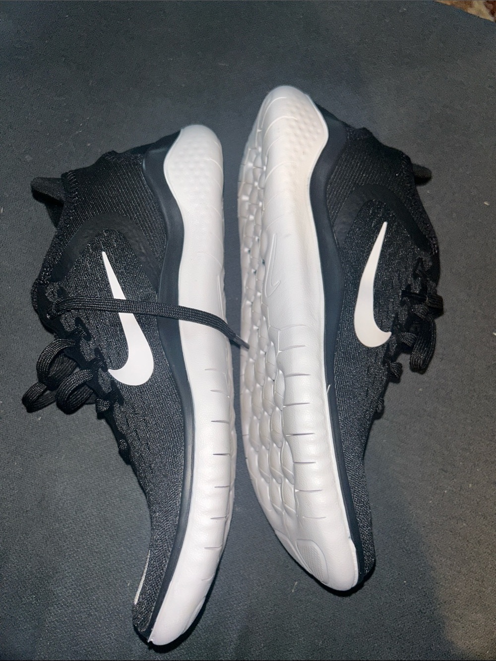 NWOT Nike Air Women’s Black Athletic Shoes FREE RN